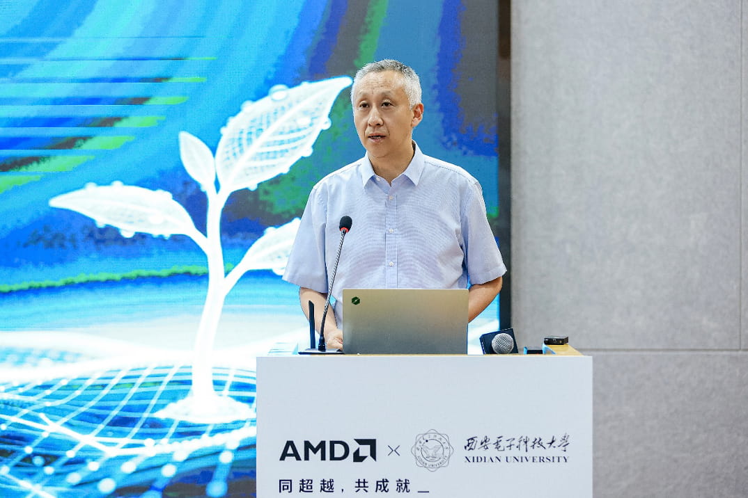 西安电子科技大学副校长王泉致词